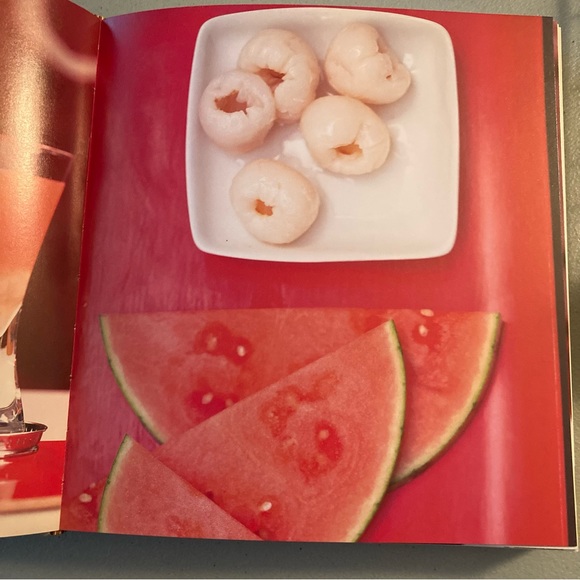 Shaken 250 Classic Cocktails Book with a Twist - Picture 9 of 16